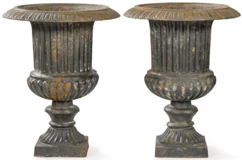  Pareja de copas Medici de hierro colado pintadas en negro para jardín.