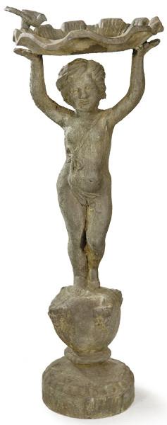  Bebedero de pájaros en hierro colado en forma de niño sujetando una venera.