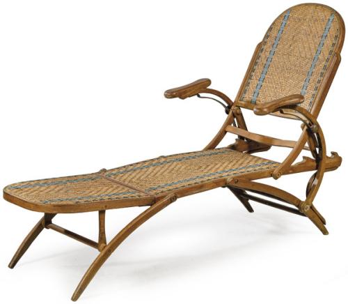  Tumbona plegable, con respaldo regulable en madera de roble teñida, con asiento y respaldo de ratán trenzado.