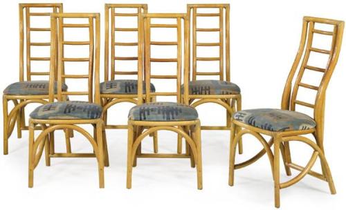  Conjunto de seis sillas en madera de bambú y ratán, con asiento tapizado de tela.