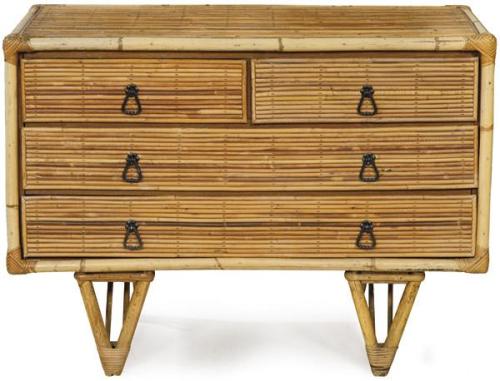 Cómoda en madera de bambú y ratán, con dos cajones cortos sobre otros dos largos apoyados en patas en forma de V.