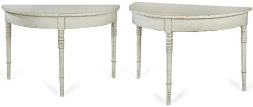  Pareja de consolas semicirculares en madera de pino pintada y patas torneadas. 