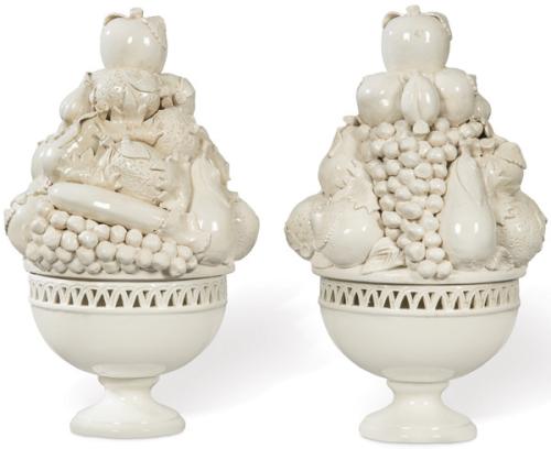  Pareja de centros de mesa en forma de copas con frutas y hojas en cerámica esmaltada en blanco de Bassano. Con marca en azul cobalto en la base.