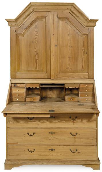  Buró cabinet en madera de pino, con dos puertas en la parte superior, rematado por cornisa moldurada, sobre un escritorio de tapa abatible, fechado en su interior 1813, con una serie de compartimentos y cajones en su interior. Dinamarca, principios S. XIX