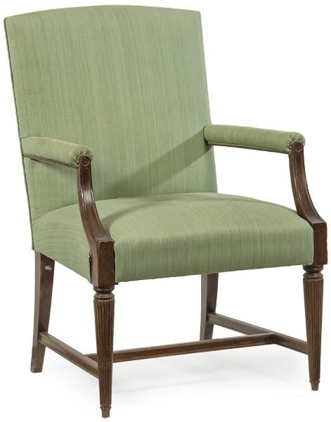   Butaca estilo Luis XVI en madera de caoba, con patas torneadas y acanaladas unidas por chambranas rectas. Tapicería de tele verde.