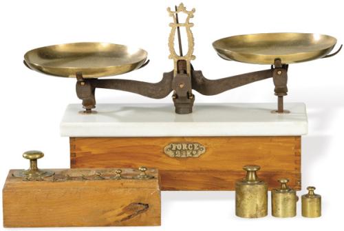  Balanza francesa para 2 Kg de peso de madera y superficie de mármol, Francia pp. S. XX.