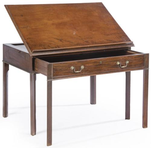  Mesa de arquitecto Jorge III en madera de caoba, con tapa abatible regulable, dos bandejas laterales extraibles. Parte frontal, cajón y la mitad de las patas delanteras se deslizan hacia delante