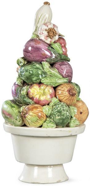  Centro mesa con forma de copa de con frutas y hojas en porcelana esmaltada de manises. Valecia, S.XX.