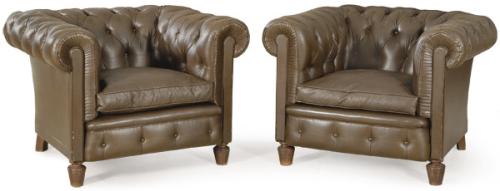  Pareja de butacas "Chesterfield", con tapicería capitoné en curpiel marrón.