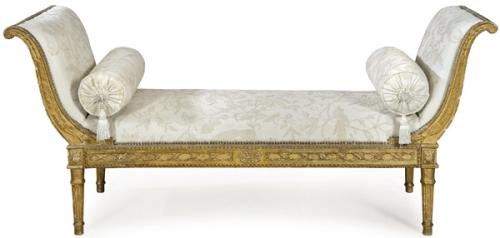  Canapé estilo Luis XVI en madera tallada y dorada, con tapicería de tela beige de época posterior.