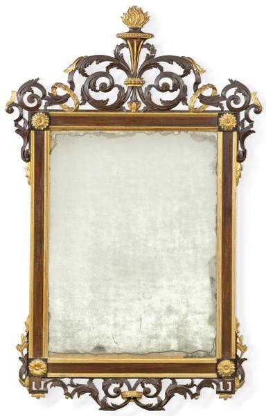  Marco de espejo Fernandino rectangular en madera de caoba, con crestería tallada, calada y parcialmente dorada.