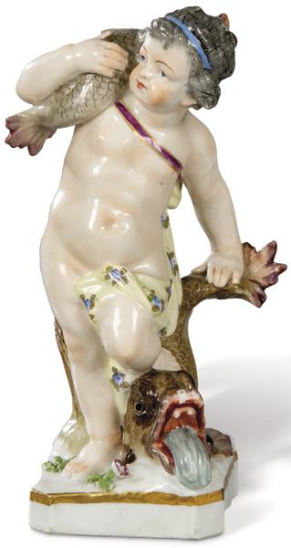 Figura de Niño con peces, escultura vaciada a molde en pasta tierna barnizada, pintada y esmalte vitreo blanco de la Real Fábrica de Porcelana del Buen Retiro (Madrid, 1760 - Madrid, 1850), con marca de Flor de Lis azul en la base.