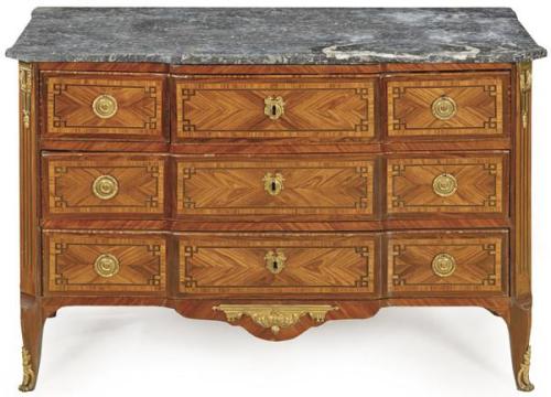  Cómoda Transición, con estampilla del ebanista Pierre Roussel (1723-1782). En madera de palo de rosa con decoración geométrica en madera de palo santo y limoncillo.