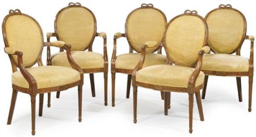  Conjunto de cinco sillas estilo Luis XVI en madera caoba tallada, con tapicería de tela de color dorado.