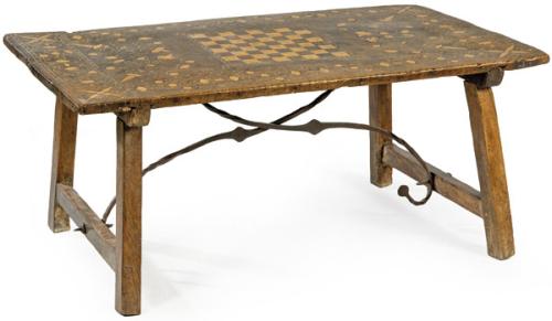  Mesa bufete en madera de nogal, con tapa rectangular con un damero central rodeado de motivos vegetales embutidos en boj. Sobre patas rectas y fiadores de hierro en "S". Posiblemente Aragón, S. XVII y posterior