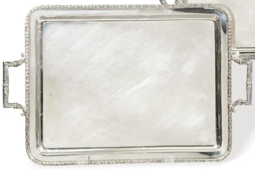  Bandeja rectangular  de dos asas de plata española punzonada 1ª Ley.
