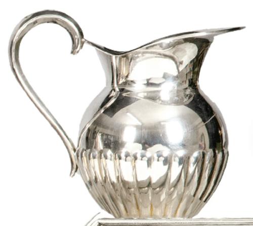  Pequeña jarra de leche de plata española punzonada 1ª Ley de Montejo.