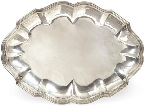  Bandeja de plata de borde mixtilíneo con punzones apócrifos, S. XX.