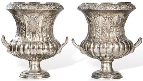  Pareja de grandes enfriadores de vino de plata con marcas no identificadas.