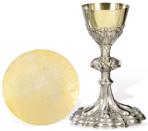  Caliz con patena en plata francesa punzonada Ley 950 en vermeille y en su color con marcas de orfebre no identificadas ff. S. XIX.