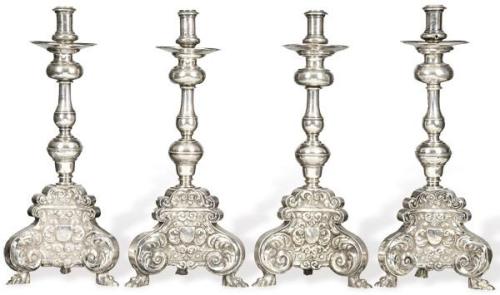  Juego de cuatro candeleros de altar barrocos de plata española punzonada del orfebre Matías Vallejo (?-1703) Madrid Corte ff. S. XVII- pp. S. XVIII.
