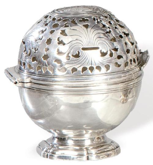  Esponjera blasonada de plata  con punzones no identificados AD posiblemente Francia, primera mitad S. XVIII.