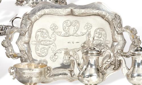 Pequeña bandeja de dos asas de plata española punzonada de Monserrat y fiel contraste de Cristobal José de León, Córdoba 1868.