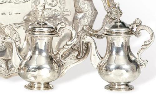  Pareja de vinajeras de plata española punzonada de Antonio José Santa Cruz y Juan de Luque y Leyva, Córdoba h. 1772-1780.