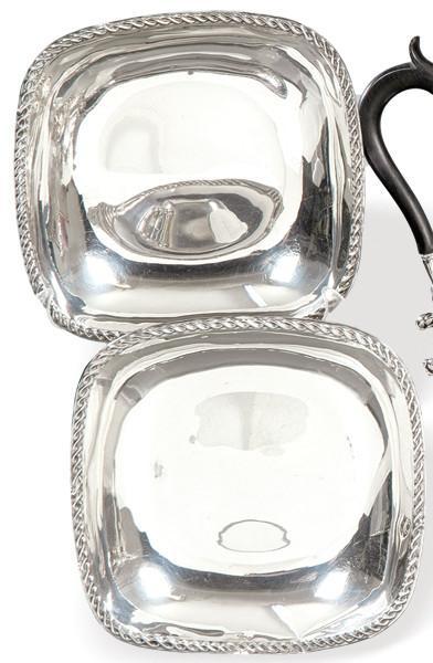  Pareja de centros de mesa cuadrangulares de plata española punzonada 1ª Ley de Montejo con marca comercial de Pérez Fernández.