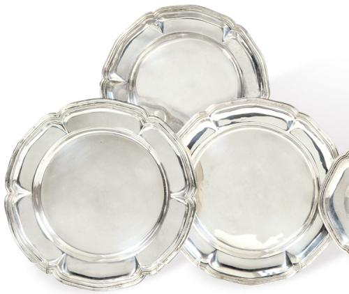  Tres platos de servir de plata española punzonada 1ª Ley con borde ondulado.