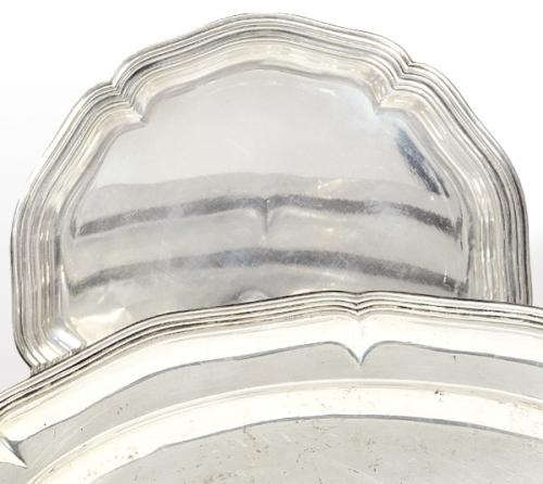  Plato de borde ondulado de plata española punzonada 1ª Ley de Matilde Espuñes con marca comercial de J. Cordón.