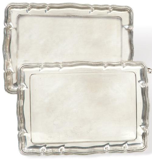 Pareja de bandejas rectangulares con borde ondulado de plata alemana punzonada Ley 835 con marca comercial de C E Keyser, primer tercio S. XX.