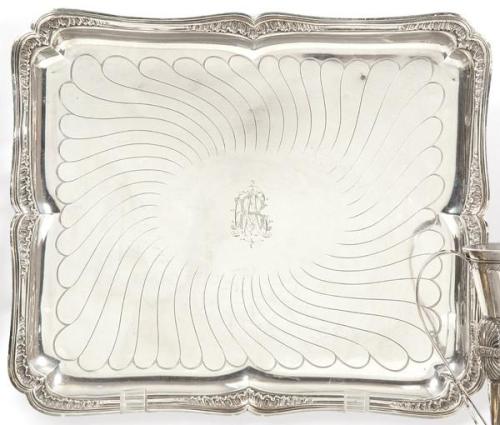  Bandeja rectangular de plata sin punzonar con iniciales y gallones grabados en el asiento y decoración cincelada de rocalla.