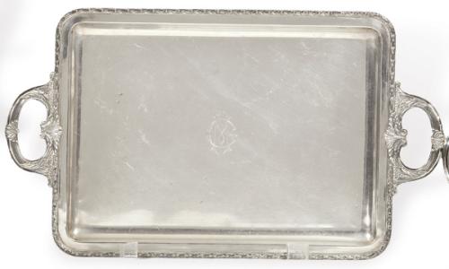  Bandeja rectangular de dos asas de plata española punzonada Ley 916 pp. S. XX.