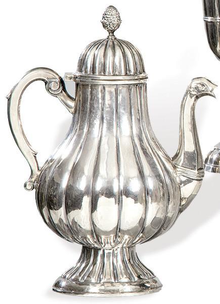  Cafetera de plata española con marcas apócrifas S XX.