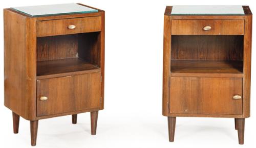  Pareja de mesas de noche rectangulares en madera de palisandro. Bajo una superficie de vidrio se organiza en dos compartimentos y una balda central. Dinamarca, años 40.