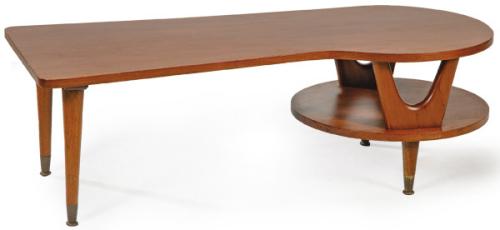  Mesa baja de centro con tapa irregular y balda inferior redonda en madera de teca.