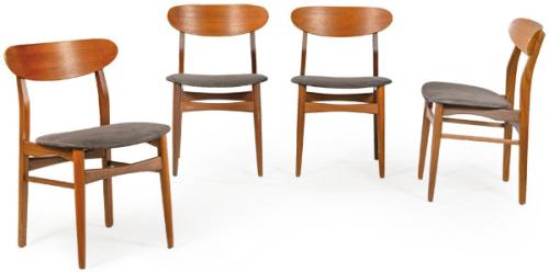  Conjunto de cuatro sillas en madera de teca, con respaldo curvo y patas rectas unidas por chambranas. Asiento de teriopelo gris.