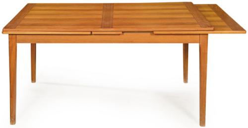  Mesa de comedor extensible en madera de teca de Dyrlund.