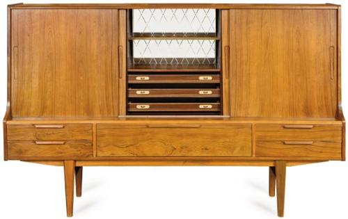  Aparador alto de Silkeborg, con puertas correderas en madera de palisandro, con estanterías interiores a los lados y mueble bar en el centro.