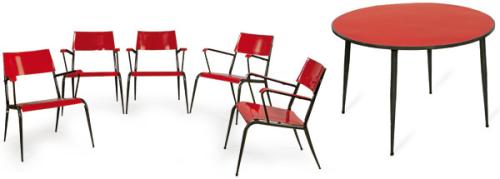  Conjunto de cinco butacas y una mesa de Vitriform, con estructura de metal pintado en negro y asiento, respaldo y reposabrazos lacados en rojo.