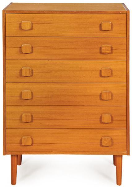  Cómoda alta en madera de teca con tiradores cuadrados y patas torneadas. 