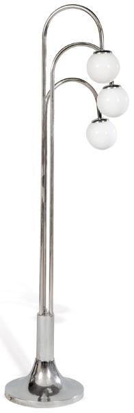  Lámpara de pie con estructura tubular de metal cromado y difusores globulares de vidrio opalino blanco.