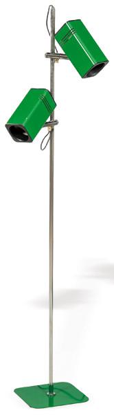  Lámpara de pie FASE modelo Spot, con estructura de metal cromado y dos focos de luz orientables y esmaltados en verde.