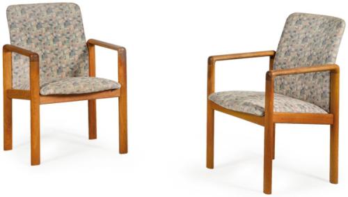  Pareja de butacas en madera de teca de Dyrlund con tapicería de tela.