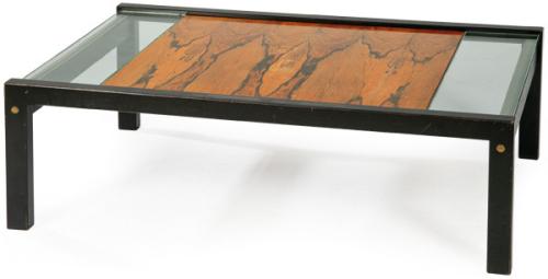 Mesa de centro con estructura de madera lacada, tapa de cristal, con la parte central en madera de palisandro.