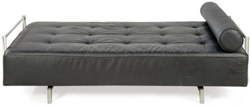  Sofá cama con estructura de acero con un grueso colchón dividido en 24 paneles divididos por costuras  y botones tipo capitoné. Con un cojín cilíndrico. España, segunda mitad S. XX