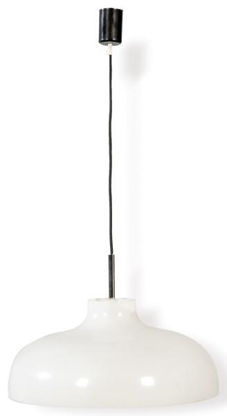 Miguel Milá (1931-) para Santa & Cole, 1962. Lámpara de techo en suspensión modelo M68 con campana en metacrilato blanco.