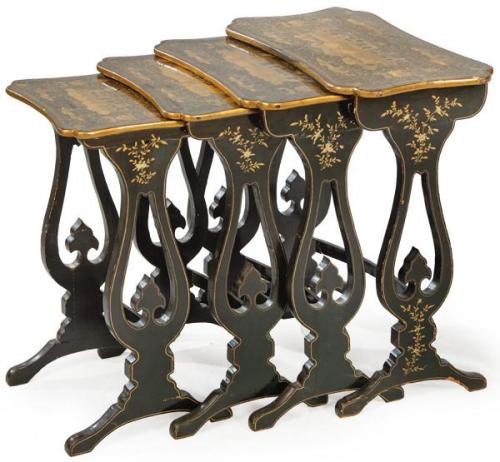  Juego de cuatro mesas nido de madera lacada y dorada, Chinas Dinastía Qing S. XIX.