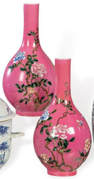 Pareja de jarrones rosas de porcelana china con marca de sello apócrifa de Qianlong, Perido República tercer cuarto del S. XX.